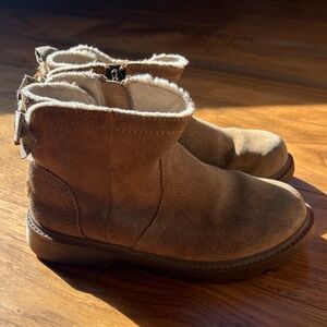 UGG Big Kids Size 1 Boot Tan Gold Bow w/ stars on back. Great  Condition